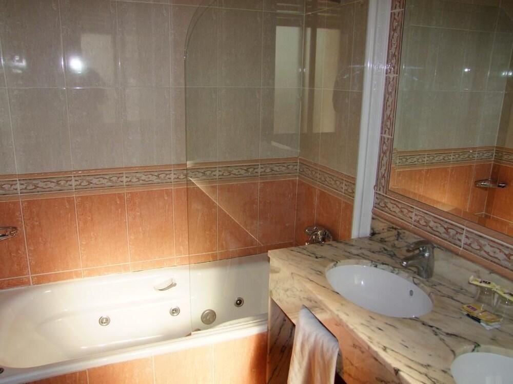 Hotel Montearagon Huesca Kültér fotó